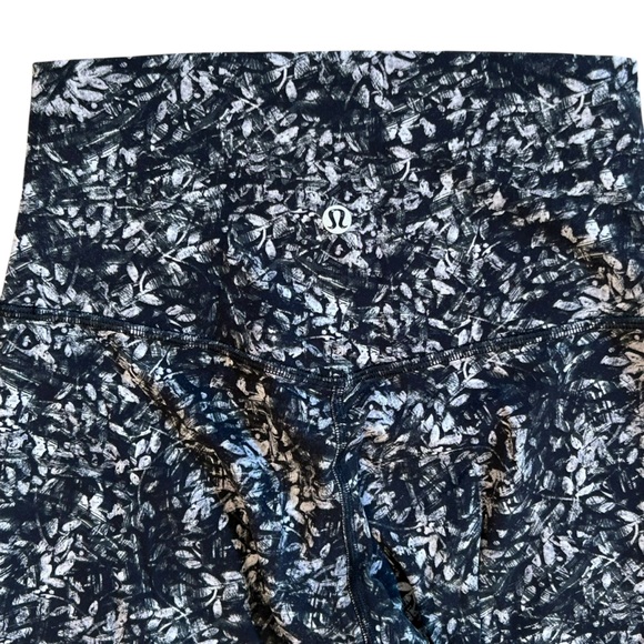 lululemon athletica Black and White Leaf Floral Patterned Crop Leggings Size 4 - Picture 1 of 5